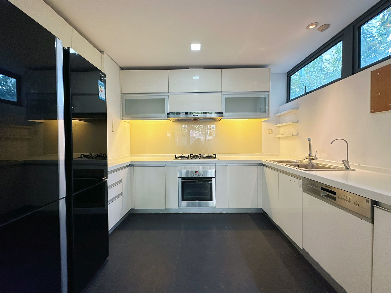 Lakeside Villa - Image 6