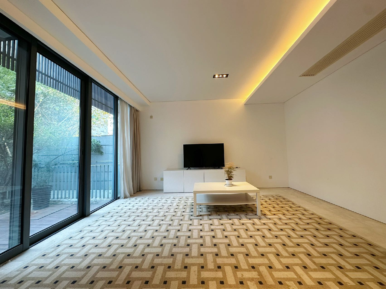 Lakeside Villa - Image 4