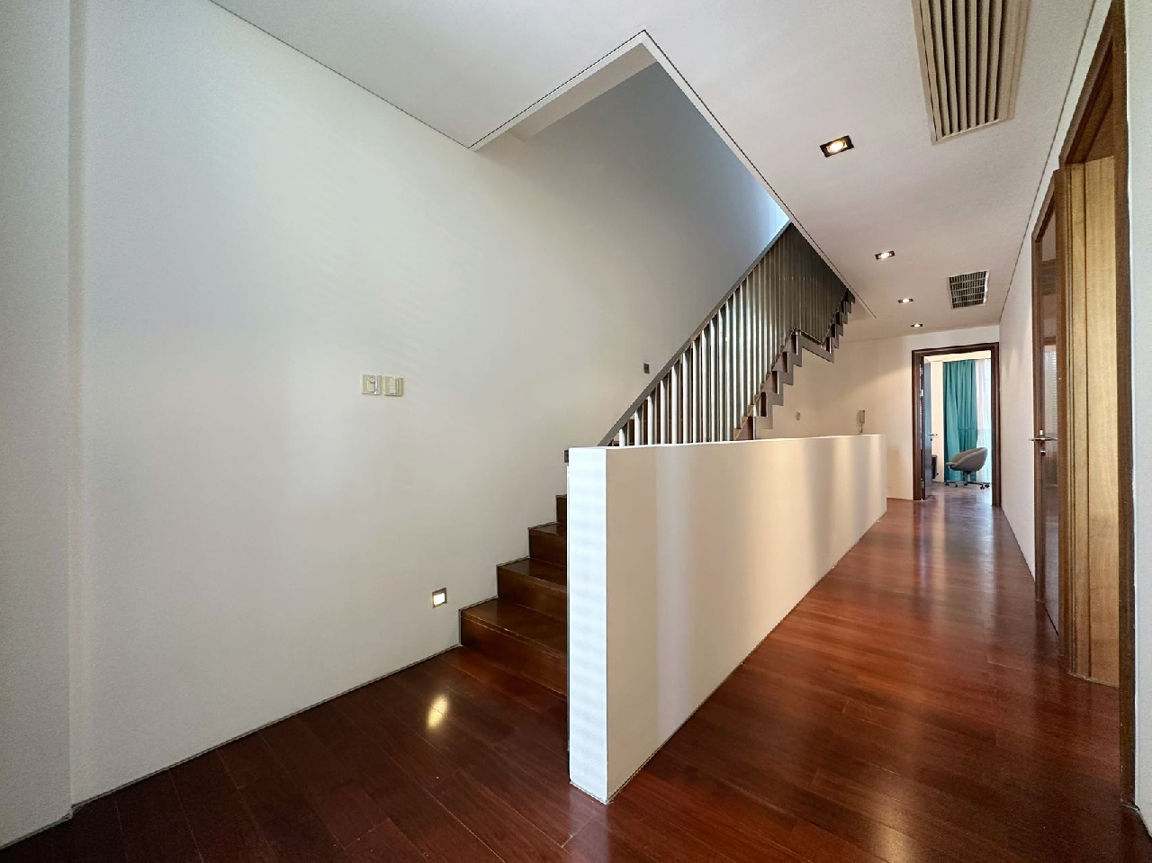 Lakeside Villa - Image 16