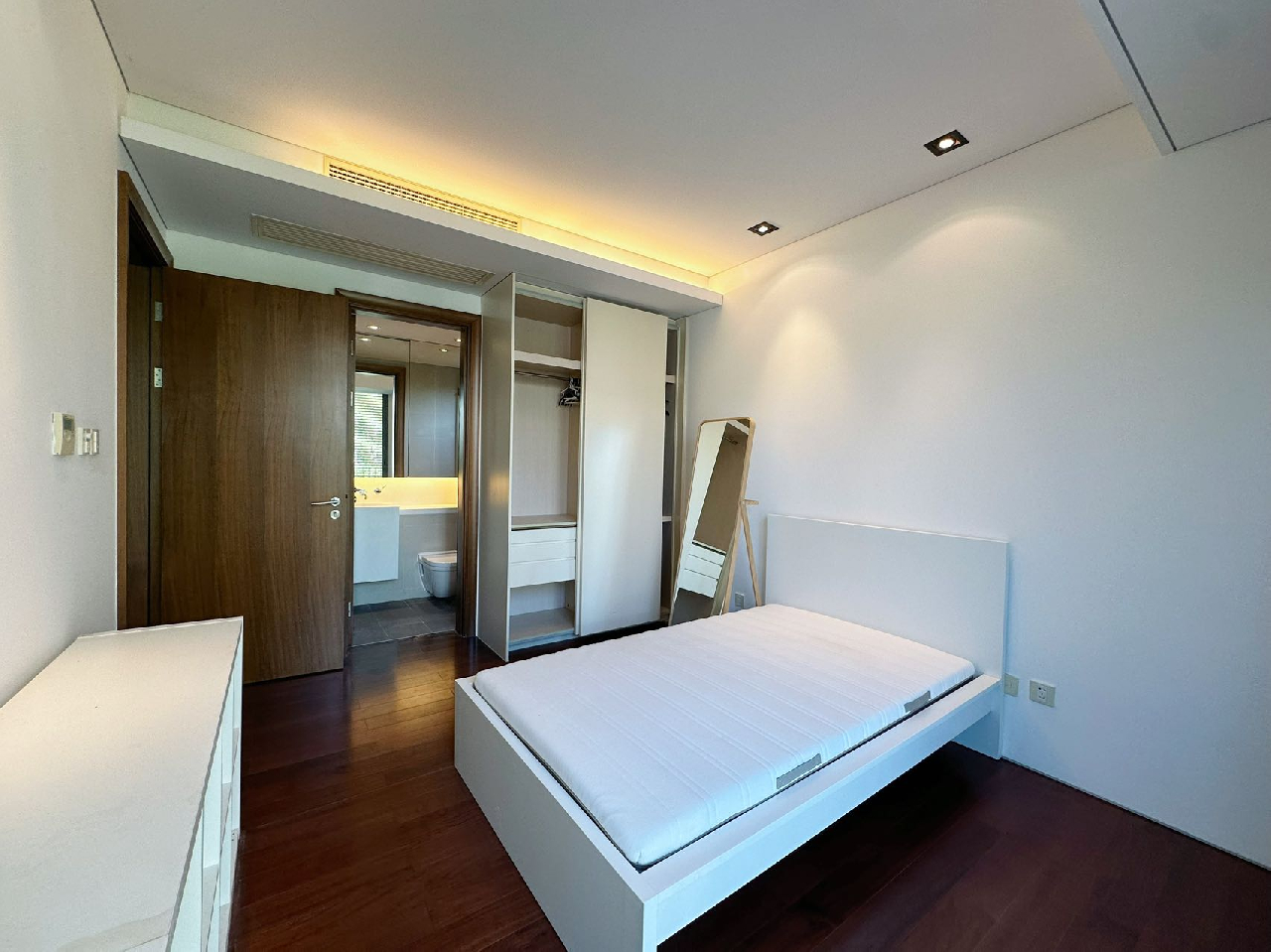 Lakeside Villa - Image 14