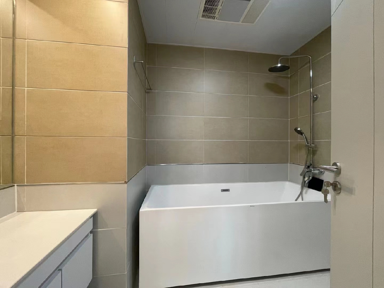 The Lakeville - Image 5