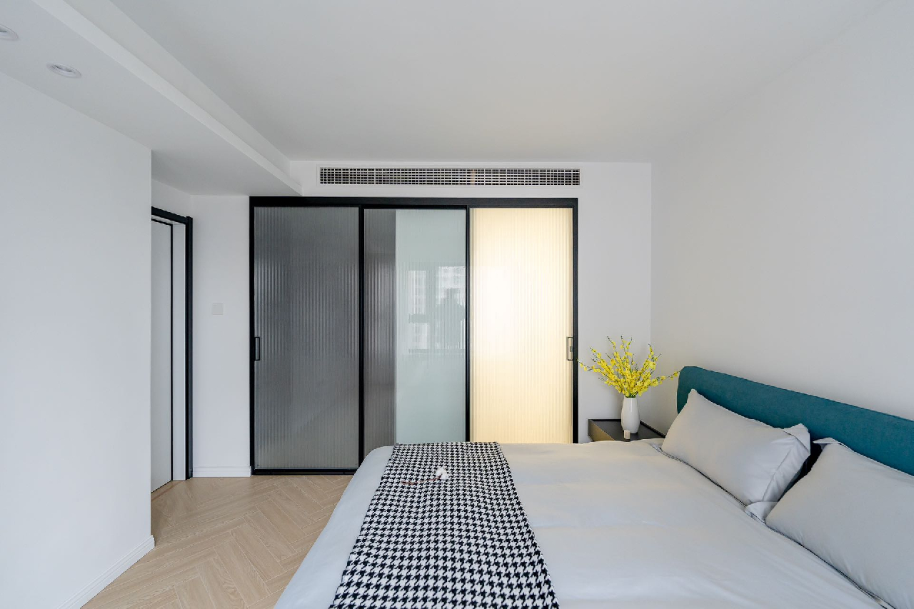 The Courtyard - Image 9