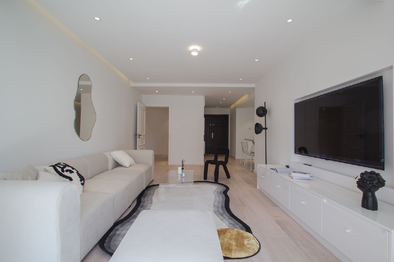 The Courtyard - Image 4