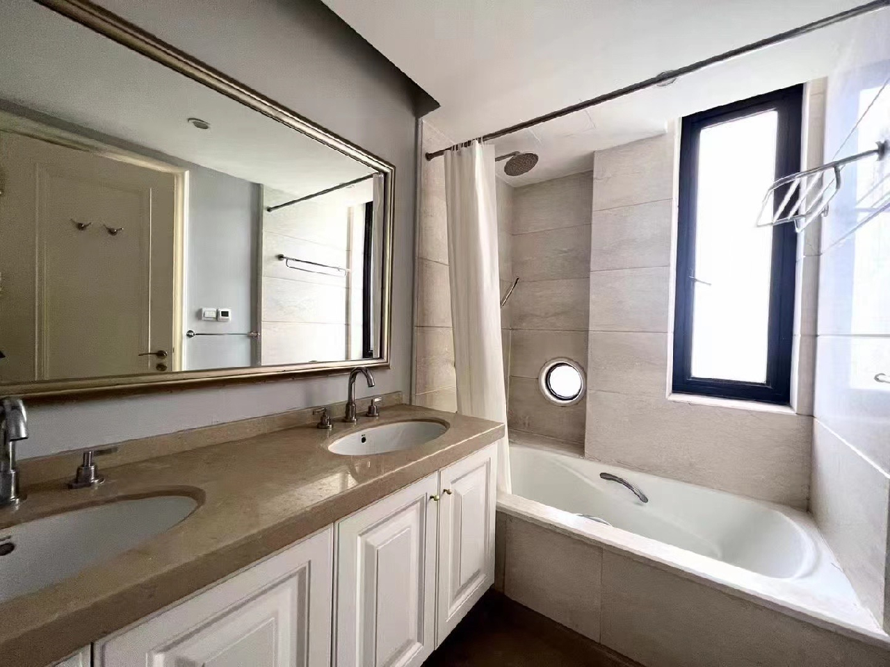 Chateau Pinnacle - Image 2