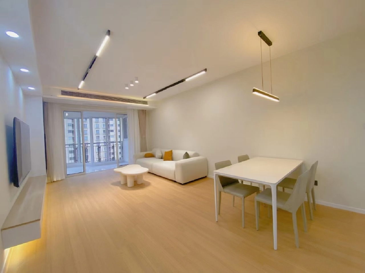 Oasis Riviera - Image 2