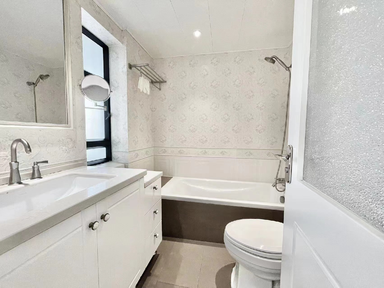 The Courtyard - Image 9