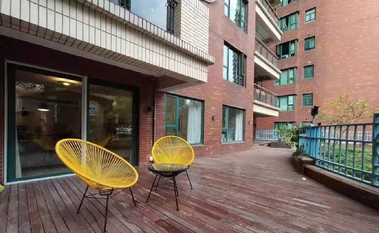 The Courtyard - Image 5