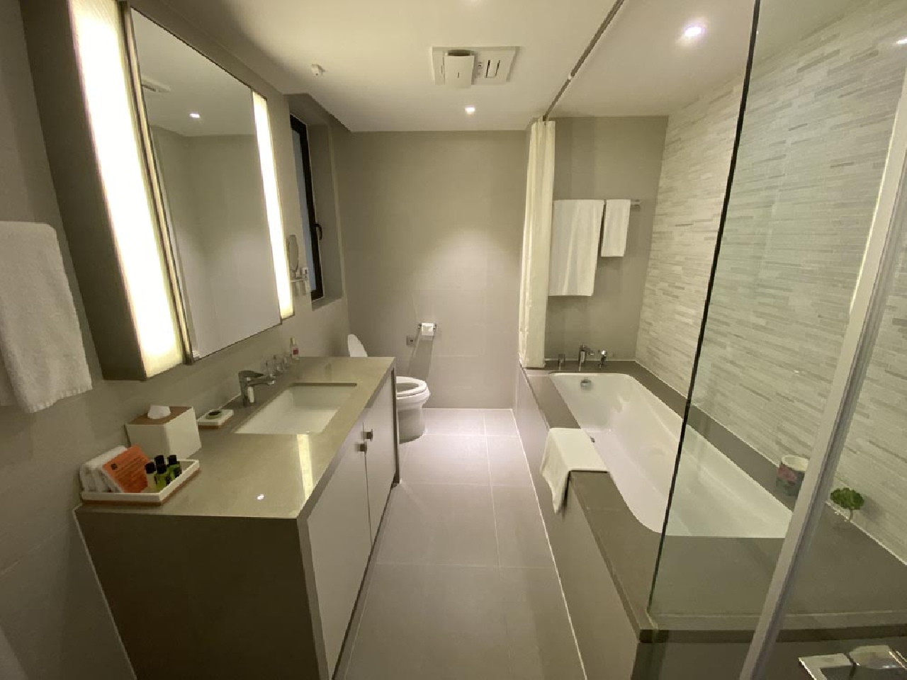 Lanson Place Luwan Serviced Apartment - Image 6