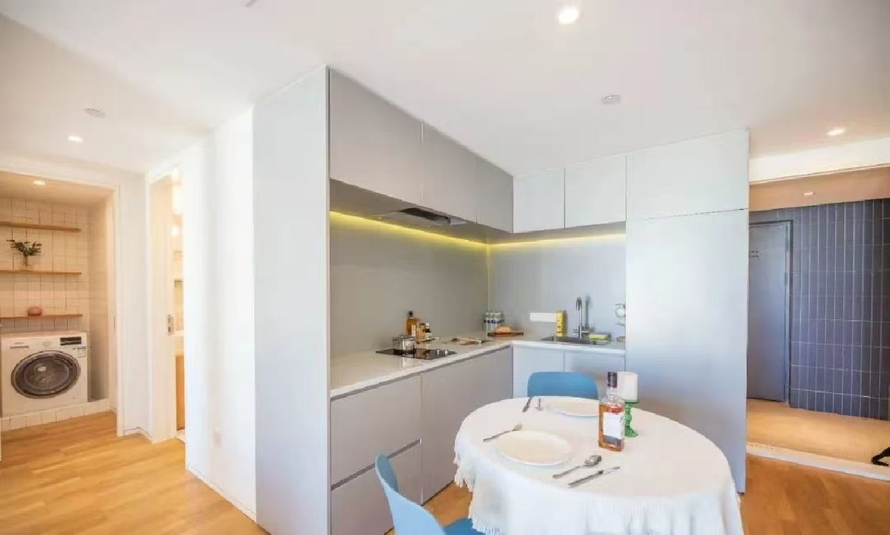 Base LIVING-SUHE Serviced Apartment  