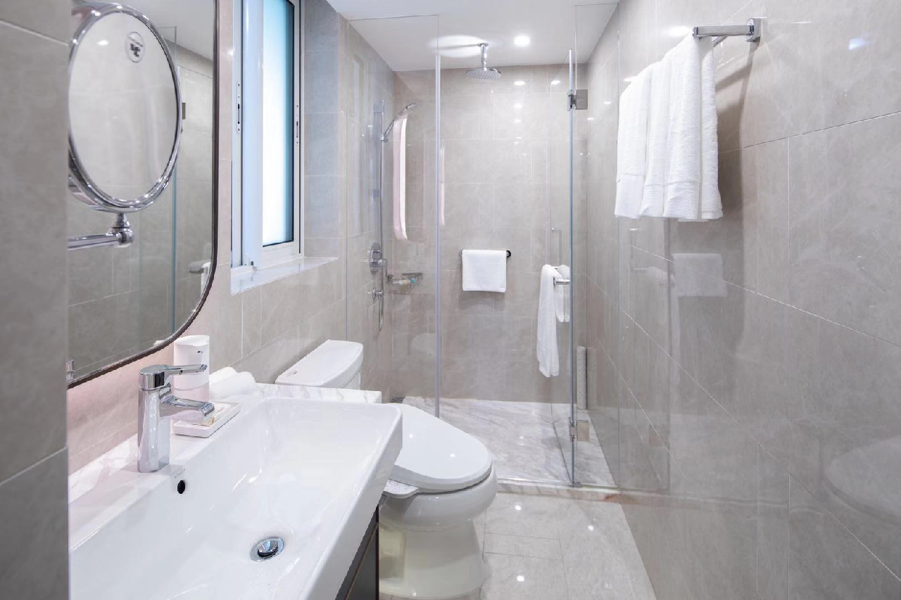 THE CAROSSA Serviced Apartment - Image 3