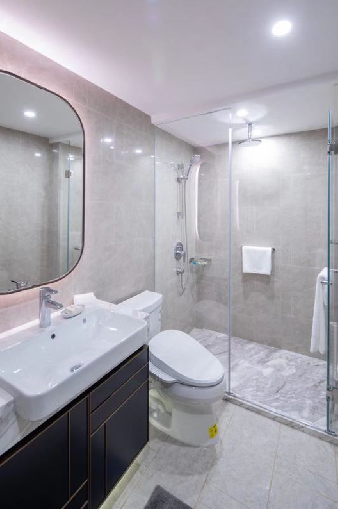 THE CAROSSA Serviced Apartment - Image 4