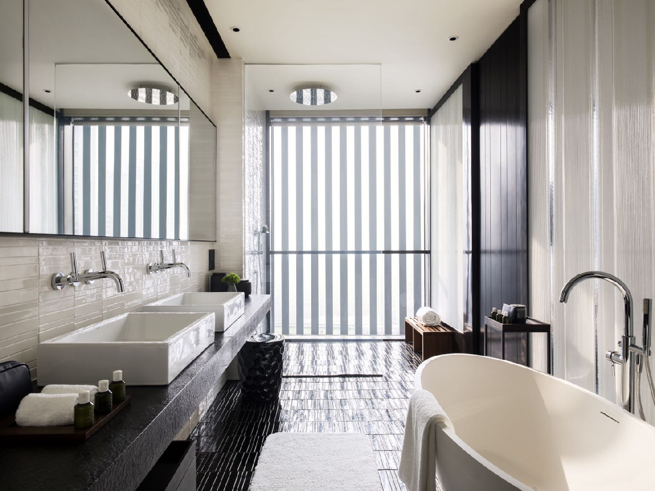 The Middle House Serviced Apartment - Image 4