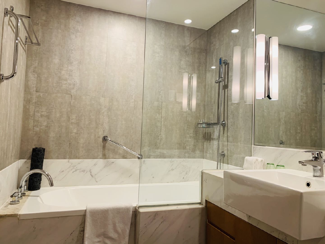 Oakwood Residence Shanghai - Image 7