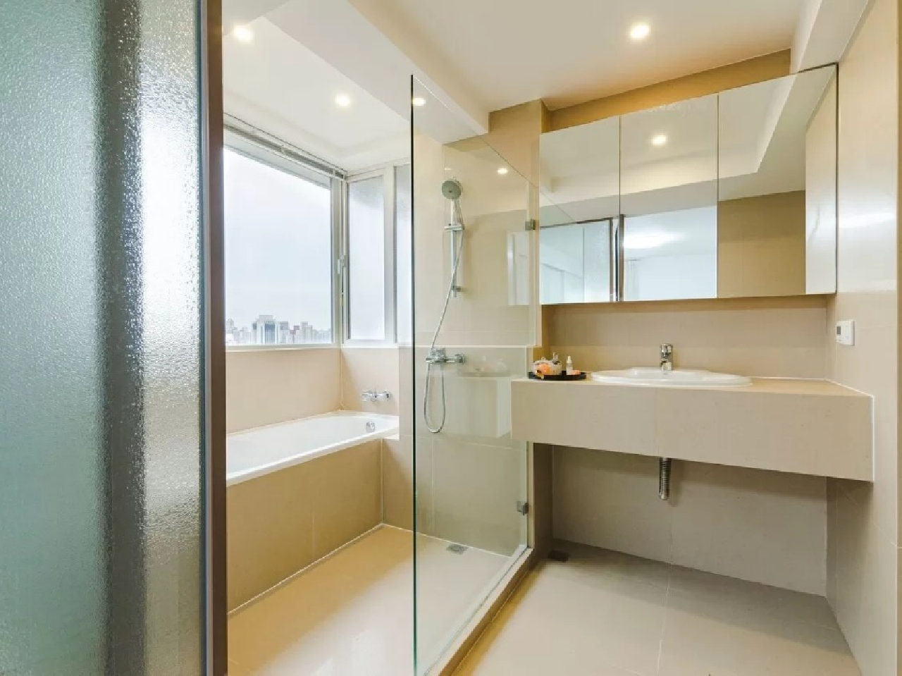 Ambassy Court - Image 12