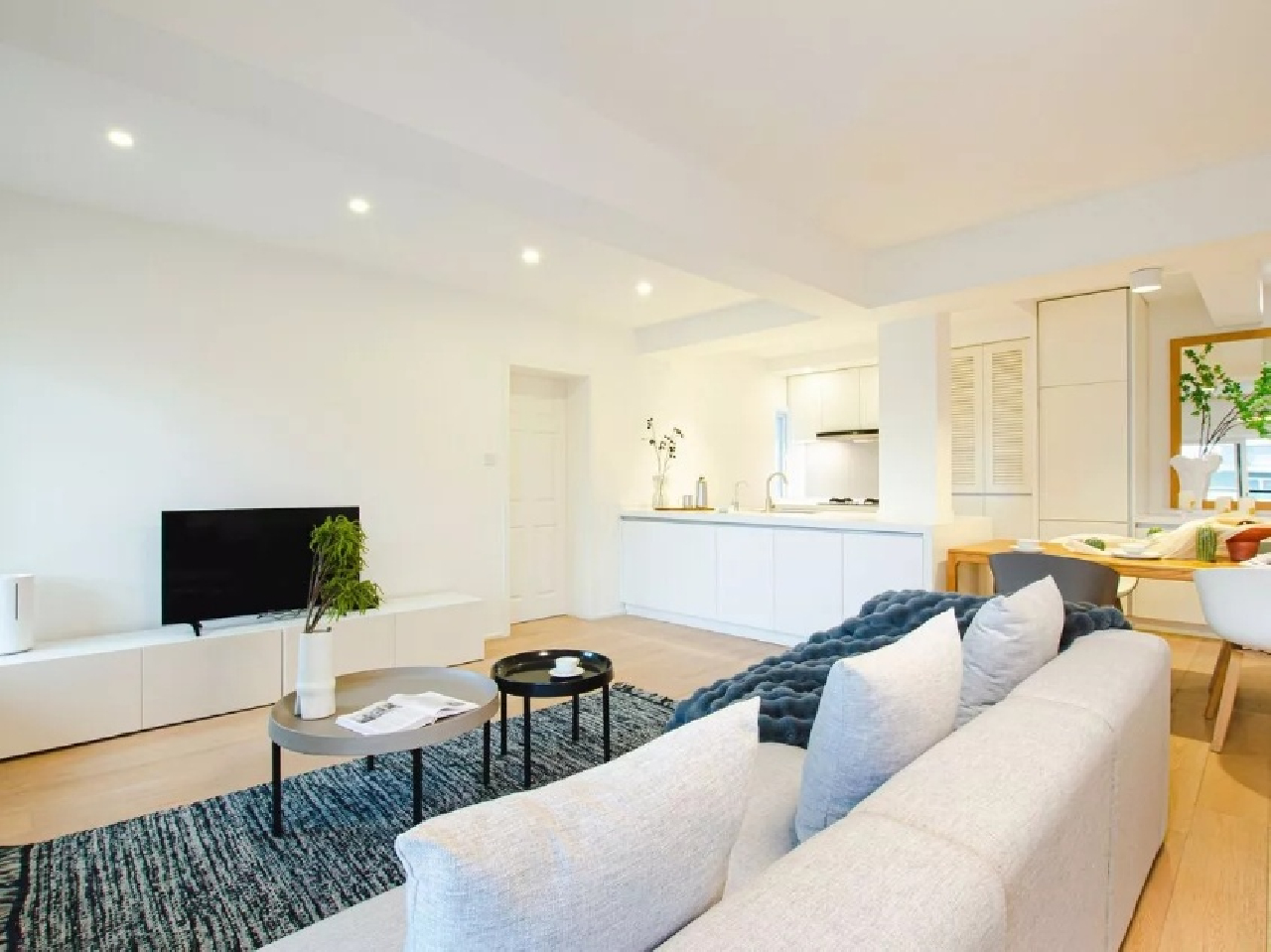 Ambassy Court - Image 2